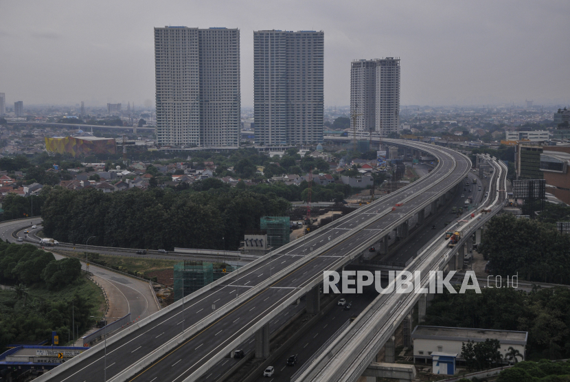PT Jasa Marga (Persero) Tbk membuka kembali Tol Layang Jakarta-Cikampek (Japek) secara bertahap sejak semalam atau hari ini (7/7) pukul 00.00 WIB. 