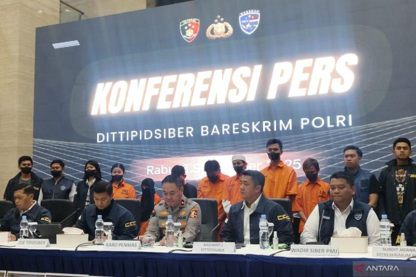 Polri tangkap suami istri penghasut aksi geruduk rumah Ahmad Sahroni.