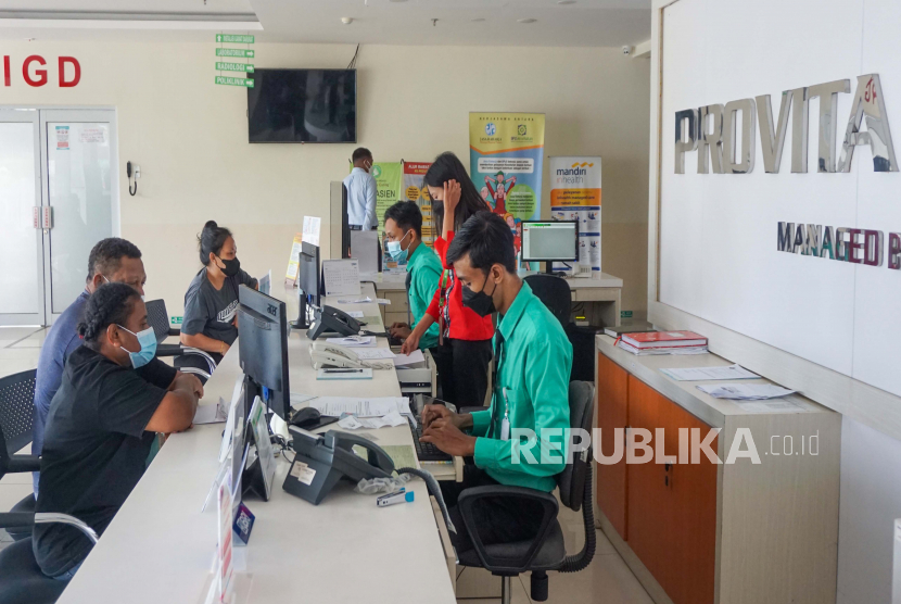 Petugas mengecek kelengkapan data peserta Badan Penyelenggara Jaminan Sosial (BPJS) di Rumah Sakit Provita Jayapura, Papua.