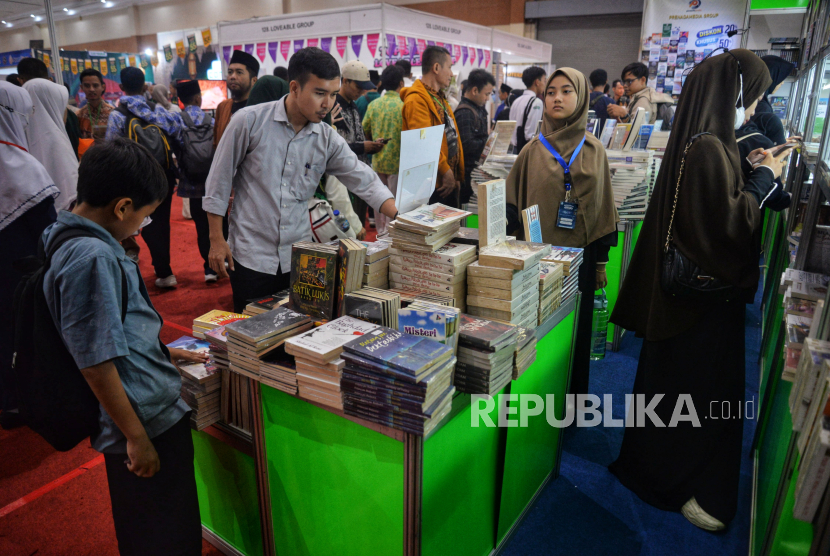 Sejumlah pengunjung melihat buku dalam acara Islamic Book Fair (IBF) 2024 di JCC Senayan, Jakarta, Rabu (14/8/2024). Pemeran buku Islam terbesar di Indonesia ini kembali hadir dengan mengakat tema Membangun Optimisme Umat Melalui Literasi Islami dan akan berlangsung 14-18 Agustus 2024.Pada event Islamic Book Fair (IBF) 2024 ini juga bakal menyajikan beragam koleksi buki Islam terbaik, diskon spesial untuk setiap pembelian buku, dan bisa bertemu langsung dengan penulis terkenal serta mendapatkan tandatangannya.