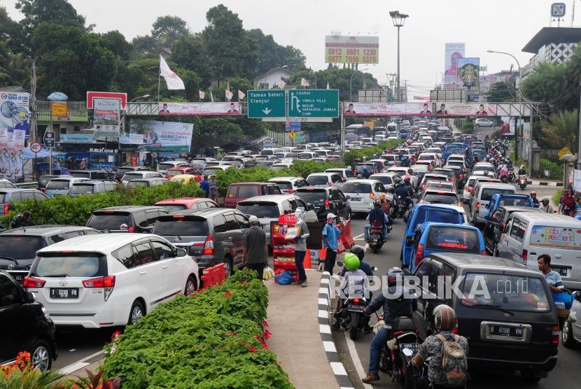 Sejumlah kendaraan yang akan menuju puncak terjebak kemacetan di kawasan Gadog, Ciawi, Kabupaten Bogor, Jawa Barat.