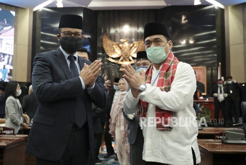 Gubernur DKI Jakarta Anies Baswedan (kiri) dan Wakil Gubernur DKI Jakarta Ahmad Riza Patria (kanan) 