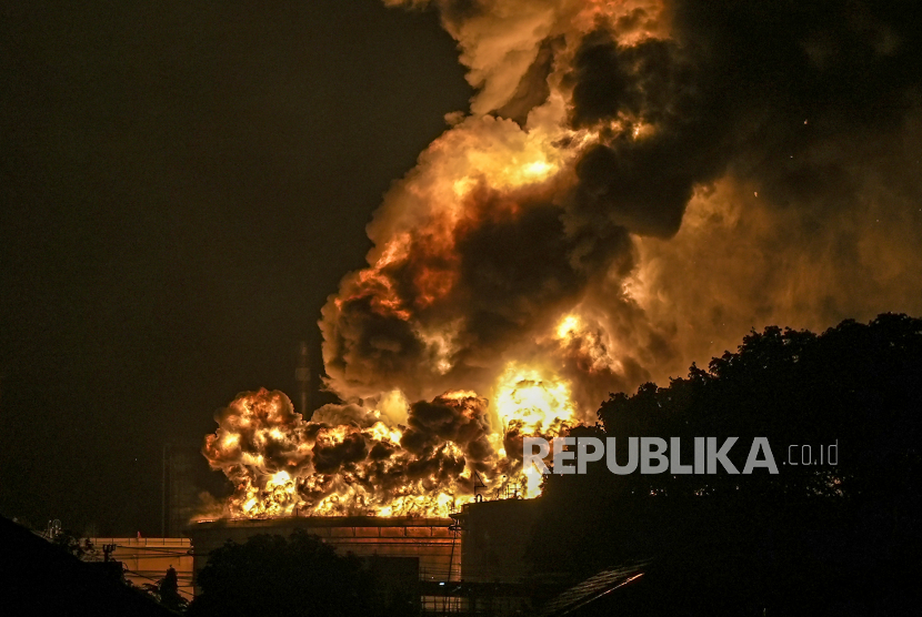 Kobaran api terlihat di Kilang Pertamina Internasional (KPI) RU IV Cilacap, Jawa Tengah, Ahad (14/11/2021) dini hari. Tangki 36 T 102 terbakar pada Sabtu (13/11/2021) pukul 19.10 WIB itu berisi komponen pertalite. 
