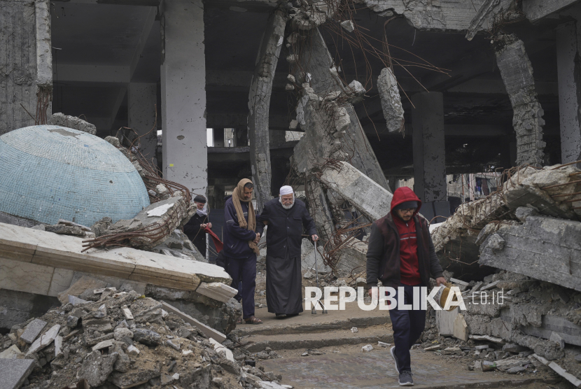 Warga Palestina seusai melaksanakan Shalat Jumat pertama bulan suci Ramadan di Masjid Imam Shafii, yang rusak akibat serangan tentara Israel, di lingkungan Zeitoun, Kota Gaza, Jumat (7/3/2025). 