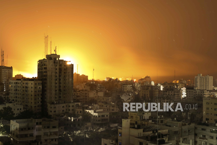 Api dan asap membubung dari gedung-gedung pasca serangan udara Israel di Kota Gaza, Minggu, 5 November 2023.