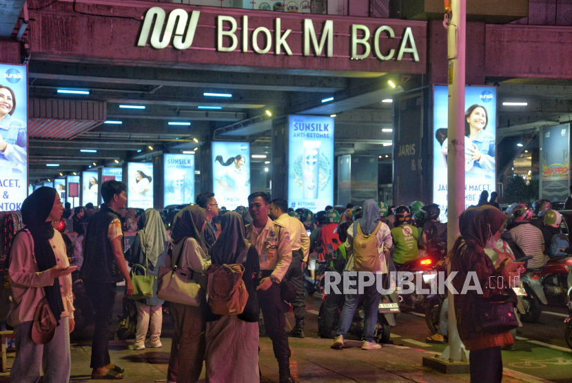 Warga berada di sekitar Halte MRT Blok M BCA, Jakarta, Kamis(30/5/2024). 