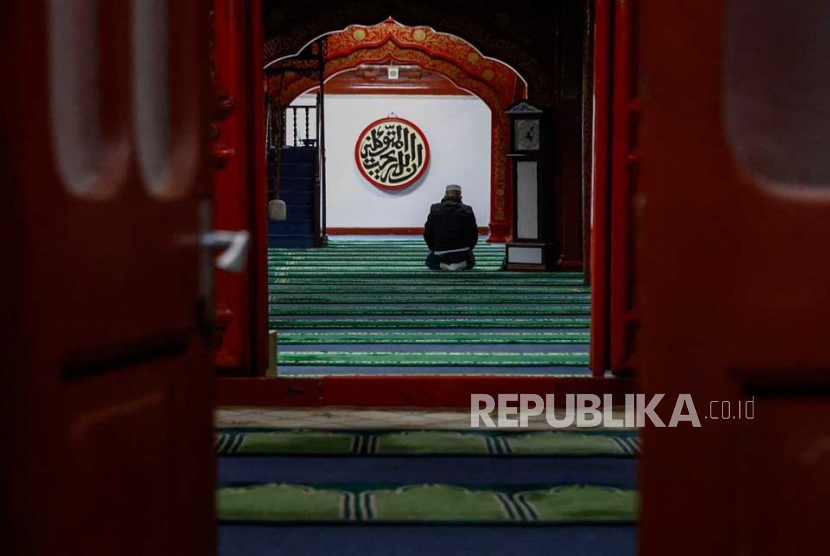 Seorang pria melaksanakan shalat subuh selama Ramadan di Masjid Niujie di Beijing, China, 23 Maret 2023.