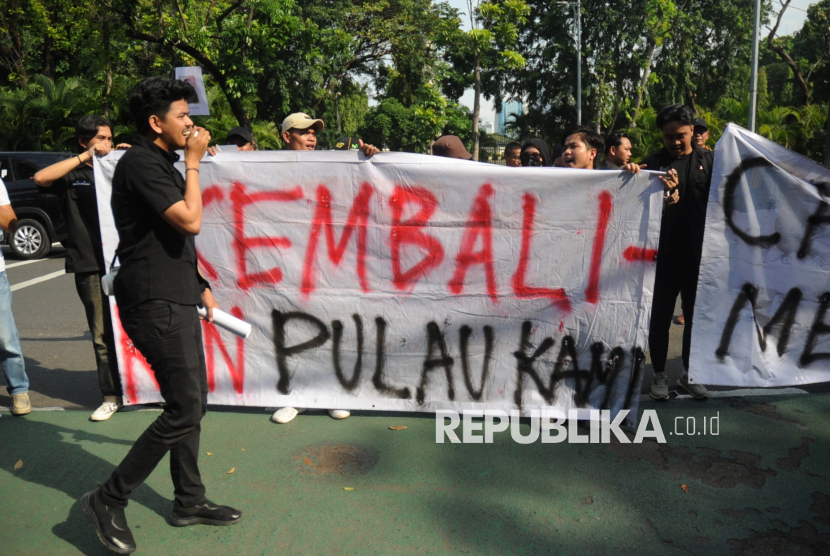 Persatuan Mahasiswa Aceh Jakarta Raya melakukan aksi di depan Gedung Kementerian Dalam Negeri, Jakarta, Jumat (13/6/2025).