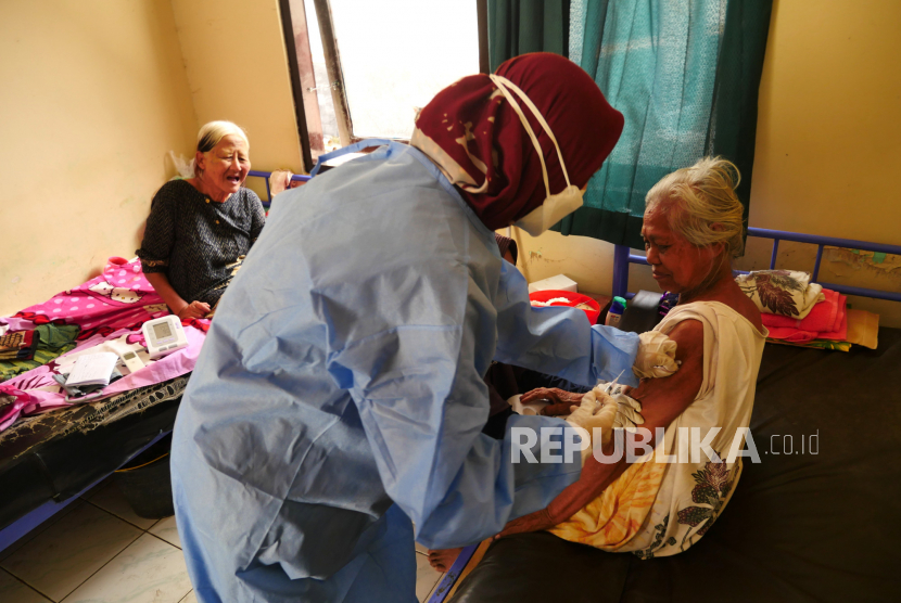 Dokter dari Dinas Kesehatan Kota Yogyakarta melakukan vaksinasi Covid-19 untuk lansia di UPT Rumah Pelayanan Lansia Budi Dharma, Umbulharjo, Yogyakarta. 