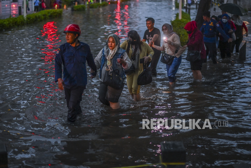 Warga melintas saat banjir di Jalan Kemang Raya, Jakarta Selatan, Selasa (4/10/2022). Gubernur DKI Anies Baswedan meminta masalah banjir jangan dilihat secara politik.