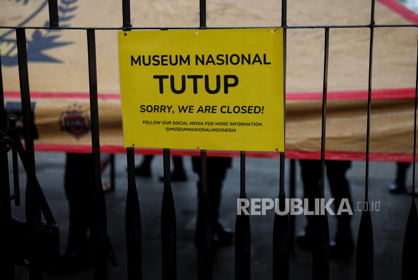 Papan informasi Museum Nasional Indonesia alias Museum Gajah di Jalan Medan Merdeka Barat, Jakarta Pusat, tutup hingga investigasi selesai.