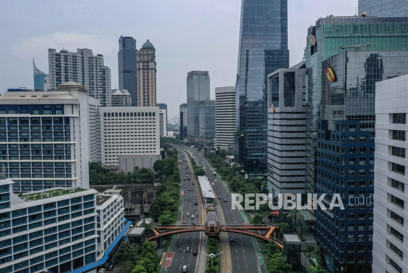 Konsumsi domestik, belanja infrastruktur, investasi hingga manajemen makroekonomi yang solid mendukung pertumbuhan ekonomi Indonesia yang diperkirakan akan tumbuh sebesar 5 persen pada 2024 dan 2025.