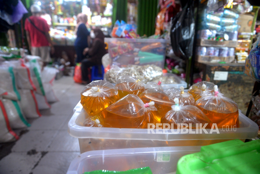 Stok minyak goreng curah di toko kelontong Pasar Kranggan, Yogyakarta, Ahad (20/2/2022). Minyak goreng masih langka di pasaran Yogyakarta. Pedagang juga mengakui pembelian minyak goreng untuk stok toko juga dibatasi. Sehingga toko kelontong juga membatasi pembelian oleh konsumen.