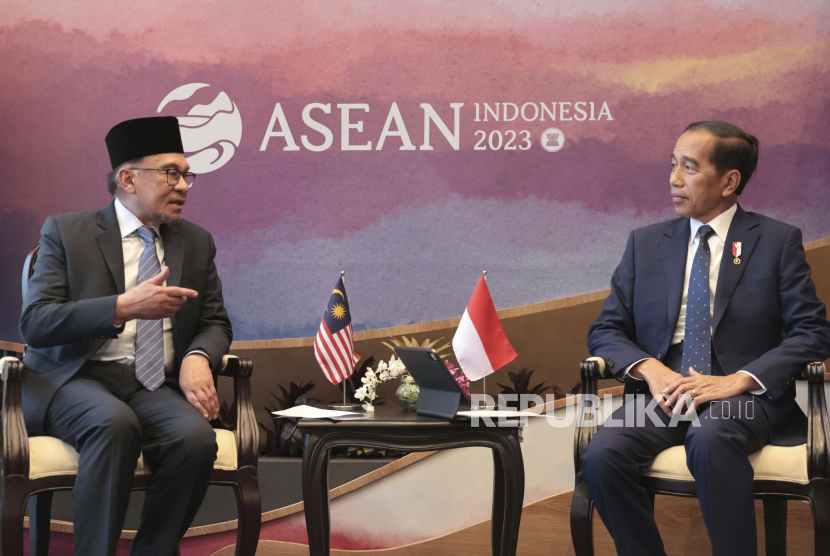 Presiden Joko Widodo (kanan) berbincang dengan Perdana Menteri Malaysia Anwar Ibrahim (kiri) dalam pertemuan bilateral di sela-sela KTT ke-42 ASEAN di Labuan Bajo, Manggarai Barat, Nusa Tenggara Timur, Selasa (9/5/2023).  