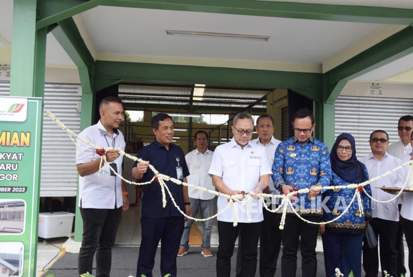 Menteri Perdagangan (Mendag), Zulkifli Hasan, meresmikan Pasar Tanah Baru, di Kecamatan Bogor Utara, Kota Bogor, Rabu (29/11/2023). 