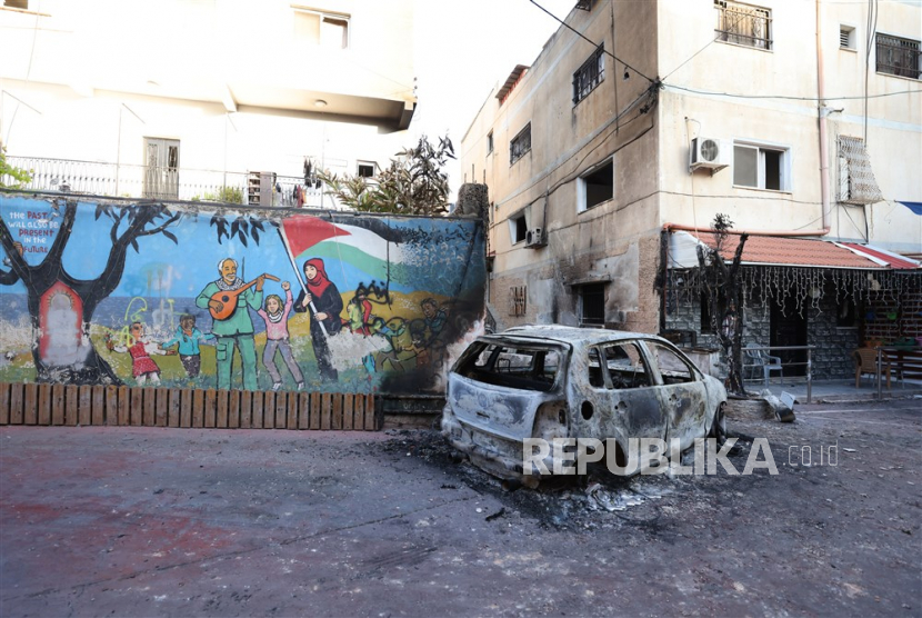 Sebuah mobil yang terbakar di halaman setelah serangan tentara Israel di kota Jenin, Tepi Barat, (5/7/2023).