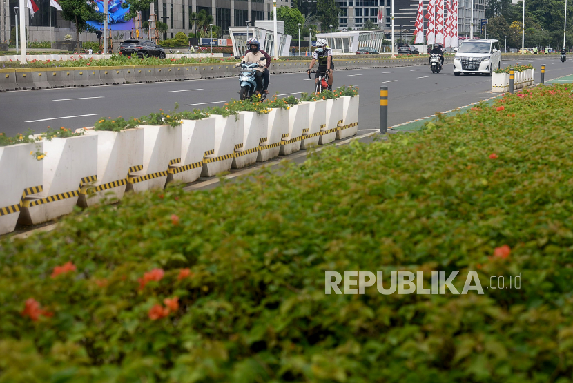 Kendaraan melintas diruas Jalan Sudirman, Jakarta, Rabu (11/8). Polda Metro Jaya akan memberlakukan aturan ganjil genap mulai periode 12-16 Agustus 2021 pada delapan ruas jalan di DKI Jakarta dalam rangka mengganti pola penyekatan yang selama ini dilakukan sepanjang penerapan PPKM Jawa-Bali.