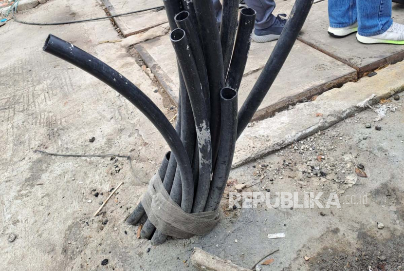 Pj Gubernur DKI Jakarta Heru Budi Hartono saat meninjau lokasi kabel semrawut di Jalan Gunung Sahari, Jakarta Pusat, Sabtu (18/3/2023). 