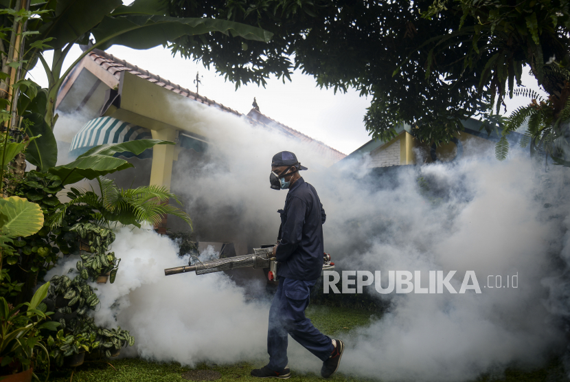 Petugas kecamatan melakukan pengasapan untuk mencegah penyebaran penyakit Demam Berdarah Dengue terutama di kawasan permukiman (ilustrasi). 