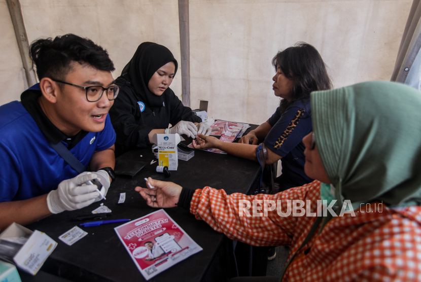 Petugas mengecek kadar glukosa atau gula darah kepada warga saat Hari Bebas Kendaraan Bermotor di Jalan Jenderal Sudirman, Jakarta, Ahad (12/11/2023). Kegiatan pengecekan gula darah untuk warga secara gratis tersebut dalam rangka jelang peringatan Hari Diabetes Sedunia yang jatuh setiap 14 November.