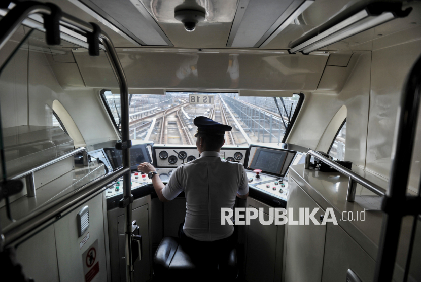 Petugas LRT (ilustrasi).