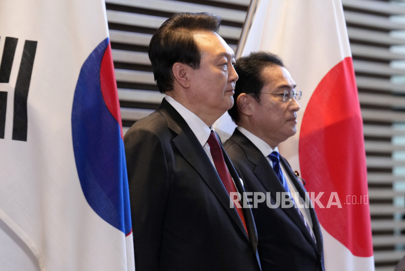 Presiden Korea Selatan Yoon Suk Yeol (kiri) dan Perdana Menteri Jepang Fumio Kishida (kanan), menghadiri upacara penjaga kehormatan, menjelang pertemuan bilateral mereka di Kantor Perdana Menteri, di Tokyo, Jepang, Kamis (16/3/2023).