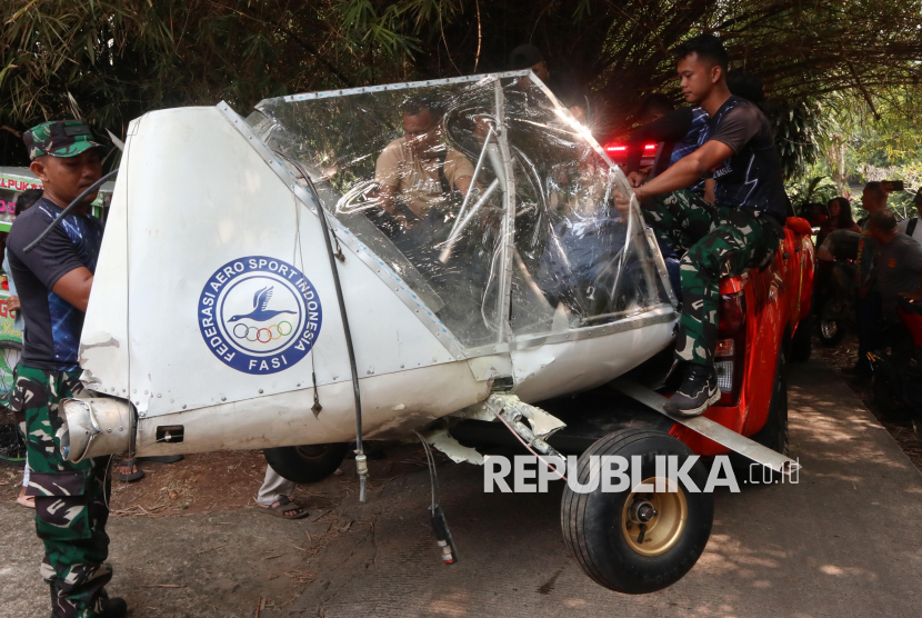 Prajurit TNI AU mengevakuasi bangkai pesawat latih sipil Microlight Fixedwing Quicksilver GT500 dengan register PK-S126 yang jatuh di perkebunan warga, TPU Astana, Ciampea, Kabupaten Bogor, Jawa Barat, Ahad (3/8/2025). Pesawat latih sipil milik Federasi Aero Sport Indonesia (FASI) yang mengalami hilang kontak pada pukul 09.19 WIB ditemukan jatuh di sekitar TPU tersebut yang menyebabkan satu orang meninggal dunia dan satu orang mengalami luka berat dan dibawa ke RSAU dr. M. Hassan Toto, Bogor. 