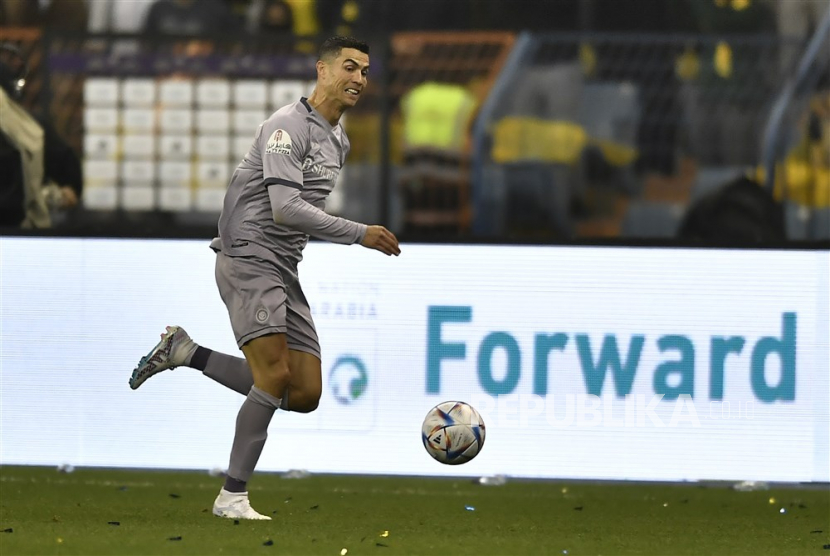 Pemain Al Nassr Cristiano Ronaldo akhirnya menyumbang gol perdananya untuk Al Nassr, melalui eksekusi penalti menjelang laga usai, pada pertandingan Liga Arab Saudi melawan Al Fateh di Stadion Prince Abdullah bin Jalawi, Jumat (3/2/2023) waktu setempat yang berakhir dengan skor 2-2.