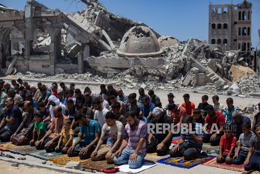 Pengungsi Palestina melaksanakan salat Jumat di samping reruntuhan Masjid Al-Islam, yang hancur akibat serangan udara Israel, di Khan Yunis, selatan Jalur Gaza, 24 Mei 2024.