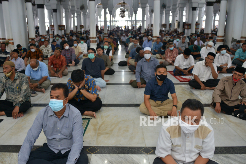 Jamaah mendengarkan khotbah Jumat sambil menerapkan jaga jarak dan memakai masker sebelum Shalat Jumat di Masjid Raya Baiturrahman, Banda Aceh, Aceh, (ilustrasi)