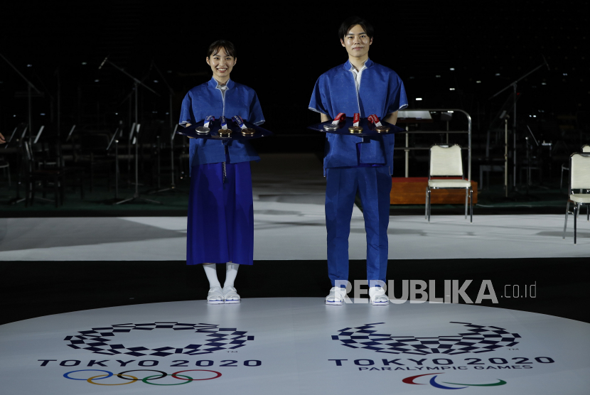  Model menampilkan elemen dan item termasuk podium, musik, kostum, dan nampan medali yang akan digunakan selama upacara kemenangan di Olimpiade dan Paralimpiade Tokyo 2020 selama acara pembukaannya di Ariake Arena, di Tokyo, Jepang, Kamis (3/6).