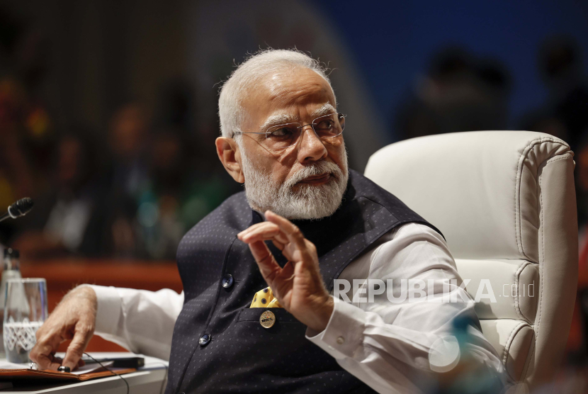 Perdana Menteri India Narendra Modi memberi isyarat pada sesi pleno KTT BRICS 2023 di Johannesburg, Afrika Selatan, Rabu, 23 Agustus 2023.