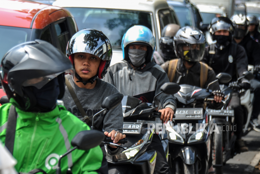 Seorang pengendara mengabaikan protokol kesehatan dengan tidak menggunakan masker saat melintas di Terusan Jalan Jakarta, Bandung, Jawa Barat, Selasa (14/7/2020). Guna mendisiplinkan warga untuk menerapkan protokol pencegahan COVID-19, Pemerintah Provinsi Jawa Barat akan mengenakan denda Rp100 ribu hingga Rp150 ribu kepada warga yang kedapatan tidak menggunakan masker saat berada di tempat umum. 
