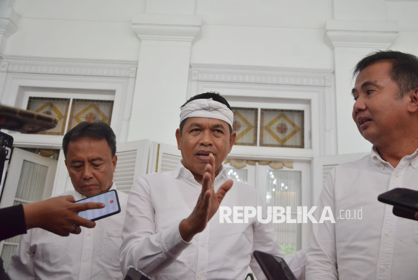 Gubernur Jawa Barat (Jabar) terpilih Dedi Mulyadi bersama Pj Gubernur Jabar Bey Macmudin dan Sekda Jabar Herman Suryatman diwawancara wartawan usai rapat pimpinan di Gedung Pakuan, Kota Bandung, Rabu (22/1/2024). Gubernur terpilih Dedi Mulyadi bersama wakilnya Erwan Setiawan dipastikan akan dilantik 6 Februari 2025 mendatang.