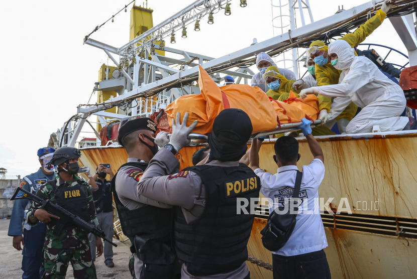 Petugas gabungan mengevakuasi jenazah ABK kapal ikan berbendera China yang berkewarganegaraan Indonesia di Dermaga Lanal Batam, Kepulauan Riau, Rabu (8/7/2020). etugas gabungan menangkap dua kapal ikan berbendera China yakni Kapal Lu Huang Yuan Yu 117 dan 118 di Perairan Selat Philip perbatasan Batam dengan Singapura, atas dugaan telah terjadi tindak pidana kekerasan terhadap ABK yang berkewarganegaraan Indonesia hingga meninggal dan jenazahnya disimpan didalam lemari pendingin kapal tersebut.