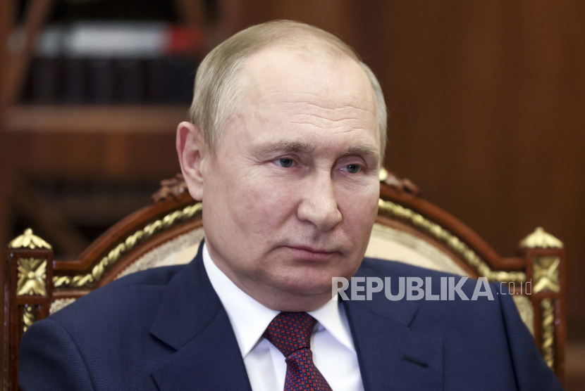 Presiden Rusia Vladimir Putin mendengarkan Denis Butsayev, kepala perusahaan Operator Lingkungan Rusia, di Kremlin di Moskow, Rusia, Selasa, 2 Agustus 2022.