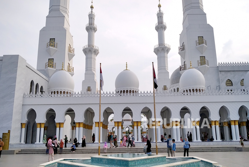 Warga mengunjungi Masjid Raya Seikh Zayed (MBZ) di Surakarta, Jawa Tengah.