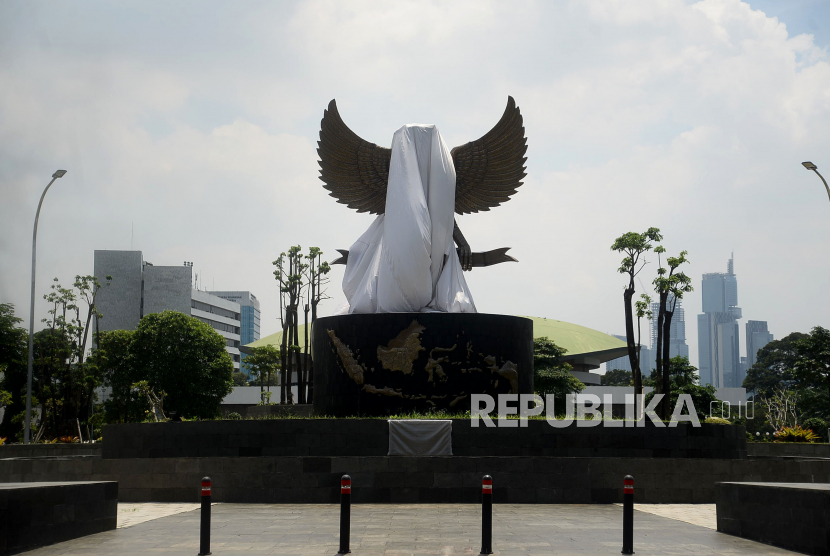 Sebuah patung Garuda yang masih tertutup kain yang ada di Kawasan taman belakang kompleks parlemen Senayan, Jakarta, Senin (14/3/2022). Pembangunan patung Garuda Pancasila di Kawasan Kompleks Parlemen tersebut merupakan sebagai bentuk dari simbol kebhinekaan bangsa.