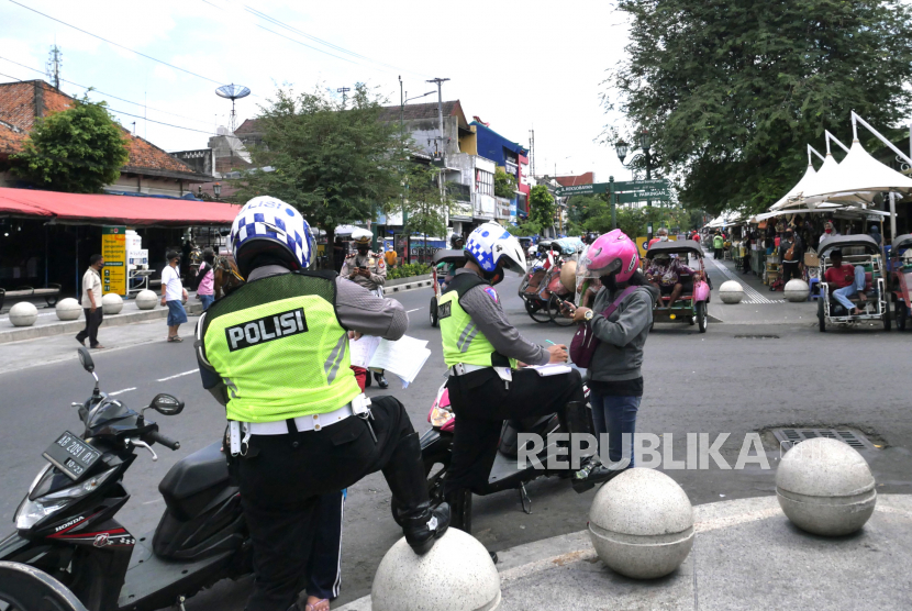 Aparat kepolisian menilan pelanggar rambu di Selatan Pasar Beringharjo, Yogyakarta, Senin (14/9). Operasi dari Polresta Yogyakarta ini untuk menindak pelanggar rambu jalan searah yang marak terjadi. Selain itu, juga mengingatkan ke pengendara untuk mematuhi protokol kesehatan Covid-19.