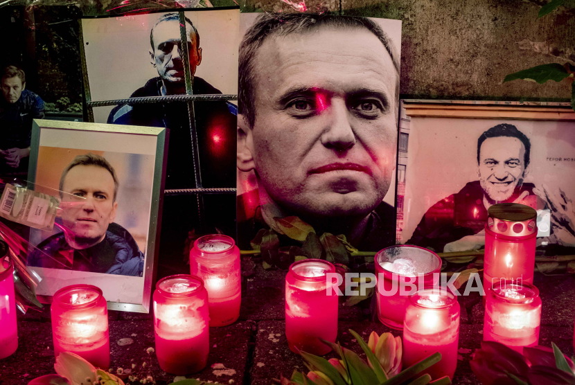 Lilin dan foto pemimpin oposisi Rusia Alexei Navalny ditempatkan di dekat konsulat Rusia di Frankfurt, Jerman, Sabtu, (17/2/2024).