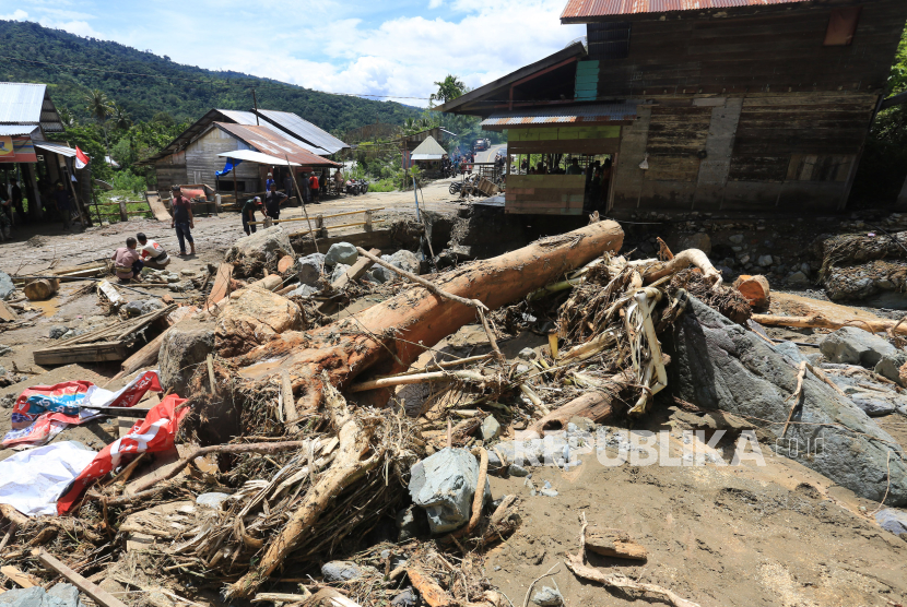 Warga membersihkan lokasi dari material lumpur akibat banjir bandang di Desa Blang Meurandeh, Beutong Ateuh Benggalang, Nagan Raya, Aceh, Selasa (29/8/2023). Banjir bandang yang terjadi pada Senin (28/9) tersebut mengakibatkan 12 rumah warga rusak dan satu jembatan gantung putus serta puluhan warga terpaksa mengungsi. 