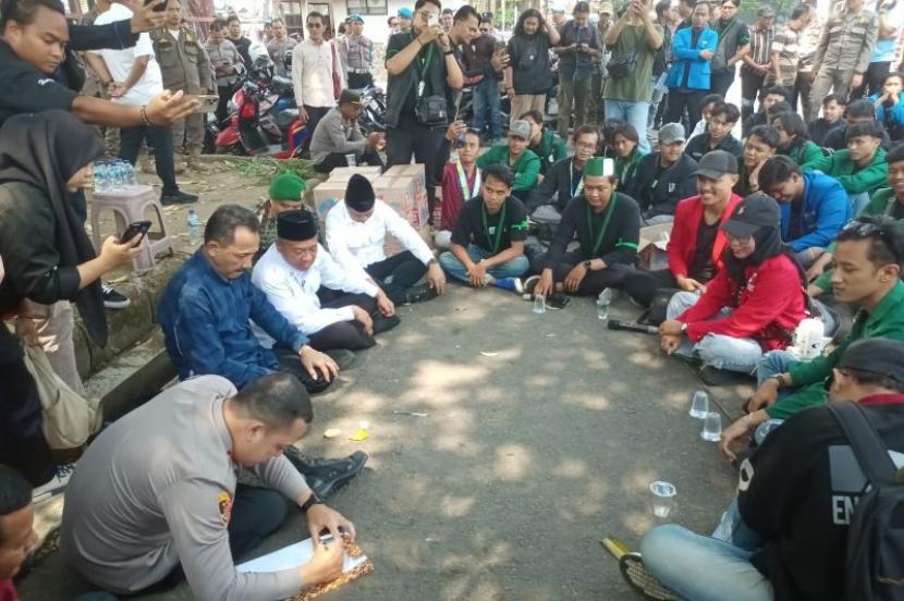 Pemkab dan DPRD Tulungagung siap teruskan aspirasi mahasiswa ke pusat.