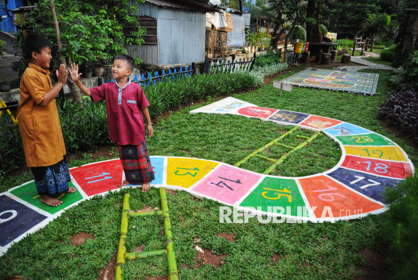 Sejumlah anak bermain permainan tradisional di Taman Robusta, Pondok Kopi, Jakarta Timur, Jumat (7/2/2025). Taman Robusta menyediakan ruang bermain ramah anak dengan fasilitas permainan tradisional seperti ular tangga dan tapak gunung guna mengurangi dampak negatif penggunaan gadget pada anak-anak.