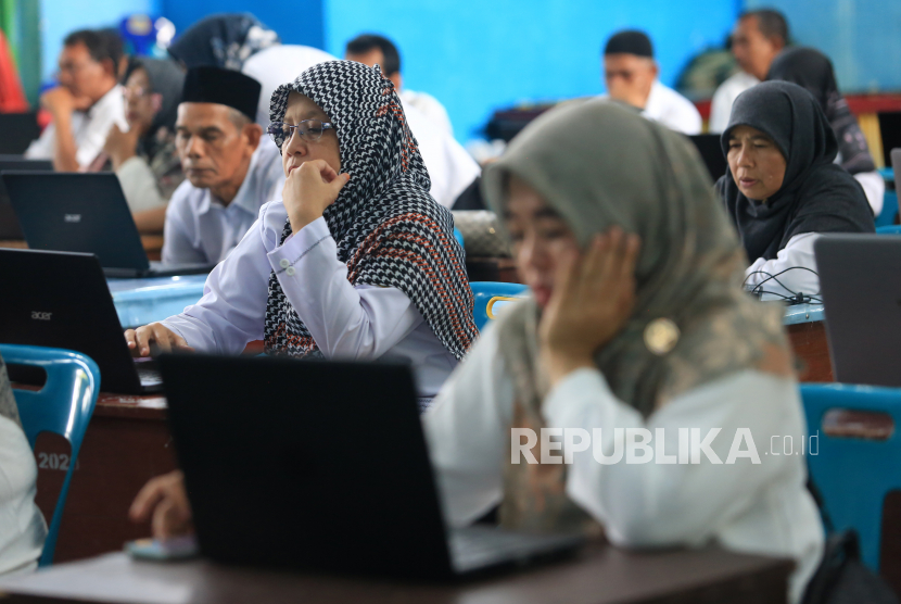 Sejumlah Aparatur Sipil Negara (ASN) Kementerian Agama mengikuti ujian Computer Assisted Test (CAT) penyusunan Indeks Profesionalisme dan Moderasi Beragama (IPMB) di Meulaboh, Aceh Barat, Aceh, Selasa (27/12/2022). Pelaksanaan CAT IPMB bagi ASN Kementerian Agama tahap pertama tersebut diikuti 237.440 peserta yang tersebar di 1160 titik lokasi di seluruh Indonesia dengan tujuan untuk menjadikan ASN Kementerian Agama sebagai motor penggerak Moderasi Beragama. 