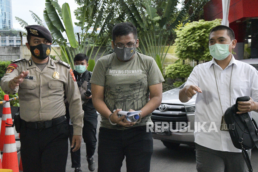 Ferdy Yusman (tengah) tiba di gedung KPK untuk menjalani pemeriksaan, di Jakarta, Ahad (10/1). KPK menangkap Ferdy Yusman karena diduga menghalangi penyidikan dalam perkara dugaan suap dan gratifikasi terkait perkara di Mahkamah Agung (MA) pada tahun 2011-2016. 