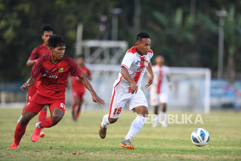 Pesepak bola Aceh Khairunnas (kiri) berusaha menghalau pesepak bola Sulawesi Utara Maulana Mugama (kanan) pada babak penyisihan Sepak Bola Putra PON Papua di Stadion Barnabas Youwe, Sentani, Papua, Selasa (28/9/2021). Sulawesi Utara mengalahkan Aceh dengan skor akhir 2-1. 