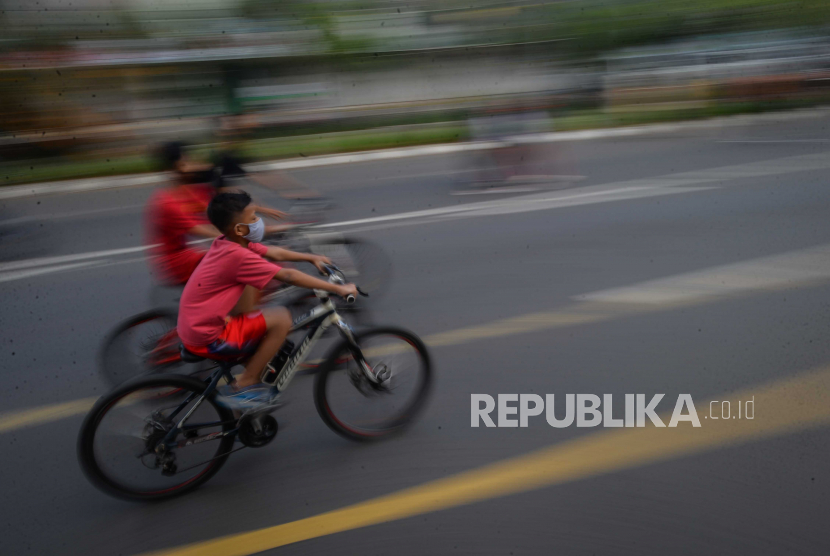 Sejumlah warga mengendarai sepeda saat gelaran Car Free Day (CFD).