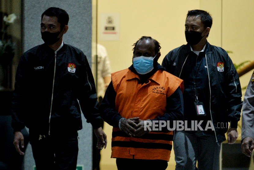 Tersangka mantan Bupati Mamberamo Tengah, Papua, Ricky Ham Pagawak berjalan mengenakan rompi tahanan saat akan dihadirkan dalam konferensi pers di Gedung Merah Putih KPK, Jakarta, Senin (20/2/2023).