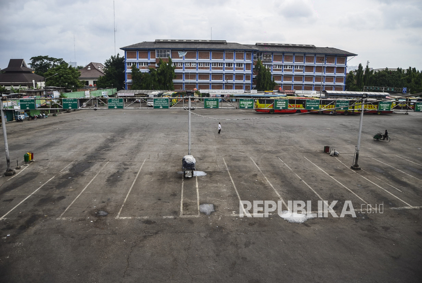 Suasana di Terminal Bekasi, Jawa Barat, Jumat (24/4/2020). Terminal terpadu kota Bekasi tersebut tidak lagi melayani operasional bus Antar Kota Antar Provinsi (AKAP) untuk mendukung kebijakan larangan mudik pemerintah guna memutus rantai penyebaran wabah COVID-19