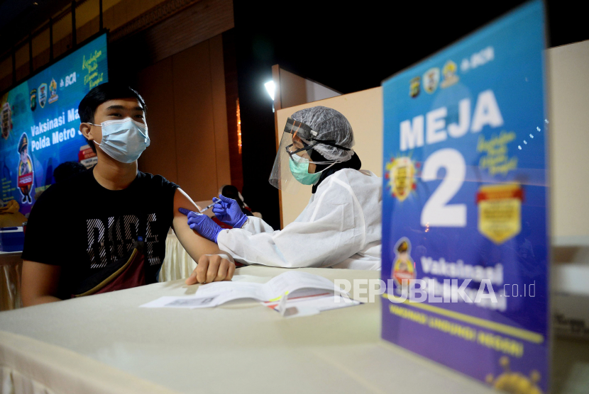 Petugas kesehatan menyuntikan vaksin Covid-19 kepada para peserta vaksin di Jakarta, Senin (16/6). Presiden Joko Widodo menargetkan satu juta vaksinasi per hari pada Juli 2021.